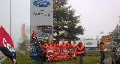 De nuevo nos concentramos en apoyo a Paqui (CGT-Ford)