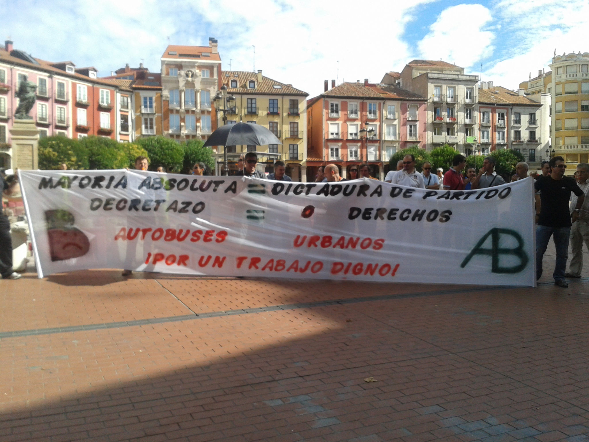 PERSONAL DE AUTOBUSES SE CONCENTRA FRENTE AL AYUNTAMIENTO EN PROTESTA POR LA JORNADA